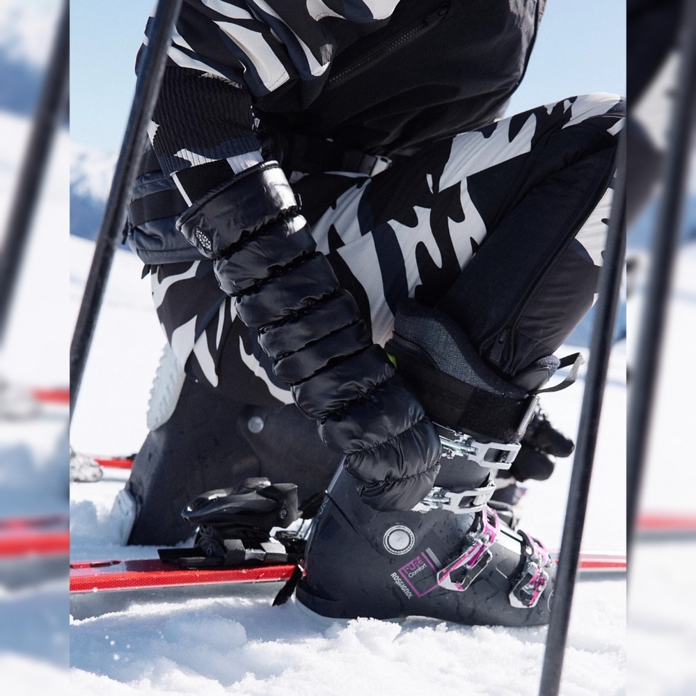 FREE PEOPLE Highline Puffer Mittens in Black